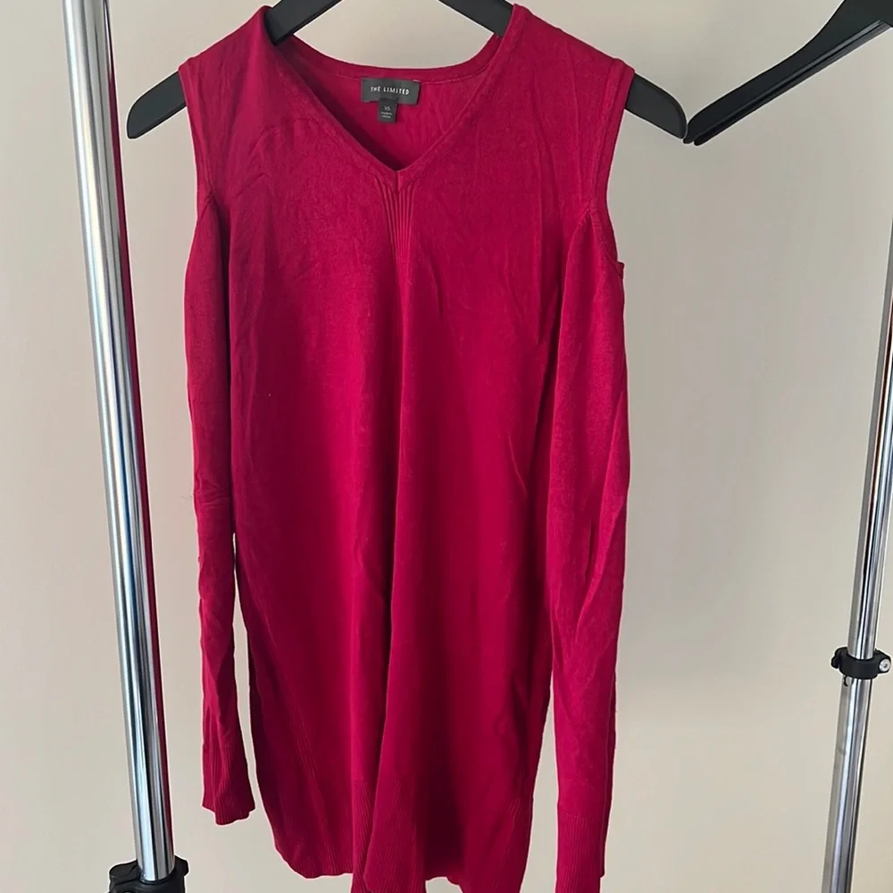 The limited open shoulder sweater fuchsia